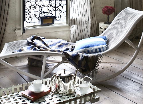 Woontrend 2011 Zomer - Herenhuis Interieur 'Rust & Romantiek' - o.a. Chaise Longue, ontwerp Edward van Vliet, Coco-Mat plaid, Kussen Designers Guild Foto Perscentrum Wonen op DroomHome.nl LEES MEER... Woontrend 2011 Zomer - Herenhuis Interieur 'Rust & Romantiek' - o.a. Chaise Longue, ontwerp Edward van Vliet, Coco-Mat plaid, Kussen Designers Guild Foto Perscentrum Wonen op DroomHome.nl LEES MEER...