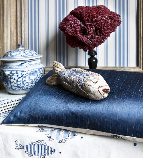 Woontrend 2011 Zomer - Herenhuis Interieur 'Rust & Romantiek' - o.a. Jane Churchill Stof, Lavino Indigo Kussen, Houten Vis, Antieke Pot en Koraal, Behang Lijsten van Ralph Lauren Foto Perscentrum Wonen op DroomHome.nl LEES MEER... Woontrend 2011 Zomer - Herenhuis Interieur 'Rust & Romantiek' - o.a. Jane Churchill Stof, Lavino Indigo Kussen, Houten Vis, Antieke Pot en Koraal, Behang Lijsten van Ralph Lauren Foto Perscentrum Wonen op DroomHome.nl LEES MEER...