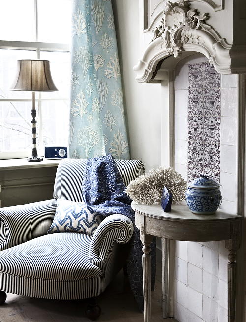 Woontrend 2011 Zomer - Herenhuis Interieur 'Rust & Romantiek' - o.a. Studio Chair van George Smith, Stof van Ralph Lauren, Zijden Kap Lamp, Radio van Tivoli en Jane Churchill Gordijnen Foto Perscentrum Wonen op DroomHome.nl LEES MEER... Woontrend 2011 Zomer - Herenhuis Interieur 'Rust & Romantiek' - o.a. Studio Chair van George Smith, Stof van Ralph Lauren, Zijden Kap Lamp, Radio van Tivoli en Jane Churchill Gordijnen Foto Perscentrum Wonen op DroomHome.nl LEES MEER...