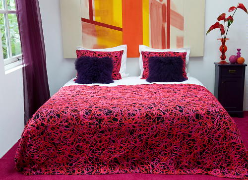 Woontrend 2011 Zomer - Vorm & Structuur Interieur Shopping - bedtextiel Flavoured Embroidery uit collectie Flavours van Opague Sheer LEES MEER... Foto Perscentrum Wonen op DroomHome.nl)