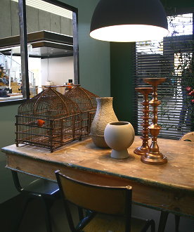 Inrichting & Decoratie Tips - vtwonen Interieur Accessoires in Natuurlijke Materialen als een Houten Vogelkooi, Vazen, Tafel met Stoelen & Industriele Lamp - Meer vtwonen ... (Foto vtwonen Huis  door DroomHome.nl)