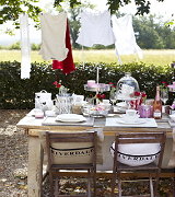 Tuin Trends 2013 - Riverdale Accessoires en Tuinmeubelen voor Tuin, Terras & Balkon - Sfeervolle Riverdale Windlichten, Lantaarns en Kaarsen Sieren de Buiten Tafel voor een Gezellig Etentje met Riverdale Servies, Stolpen, Etagere en Riverdale Tekst Decoratie LEES MEER... (Foto Riverdale Fasionable Living  op DroomHome.nl)