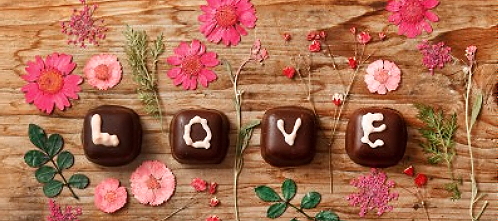 Valentijnsdag 2014 - Valentijnsdag Cadeau Tips & Ideeen: Romantische Dagje Uit, Valentijnskaarten, Heerlijke Valentijn Chocolade Online Bestellen & Verzenden - Originele Valentijncadeau's voor Hem en Haar LEES MEER... (Foto Valentijn Bonbons 123rf.com  op DroomHome.nl)