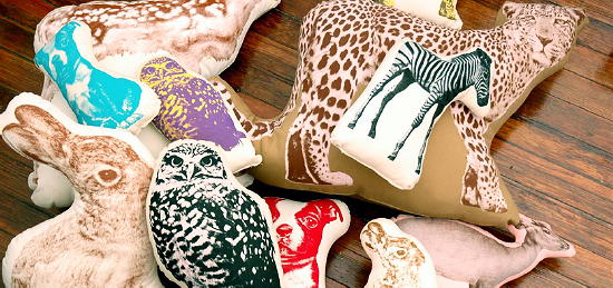 Trendy Kussens & Sierkussens - Absurde Dieren Kussens van Ross Menuez LEES MEER... (Foto Perscentrum Wonen op DroomHome.nl) Trendy Kussens & Sierkussens - Absurde Dieren Kussens van Ross Menuez LEES MEER... (Foto Perscentrum Wonen op DroomHome.nl)